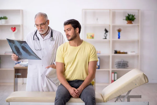 Genç erkek doktor yaşlı erkek radyolojisti ziyaret ediyor. — Stok fotoğraf