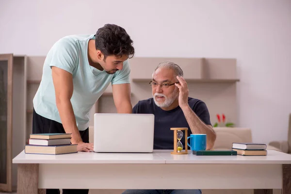 Nagyapa és unokája otthon számítógéppel — Stock Fotó