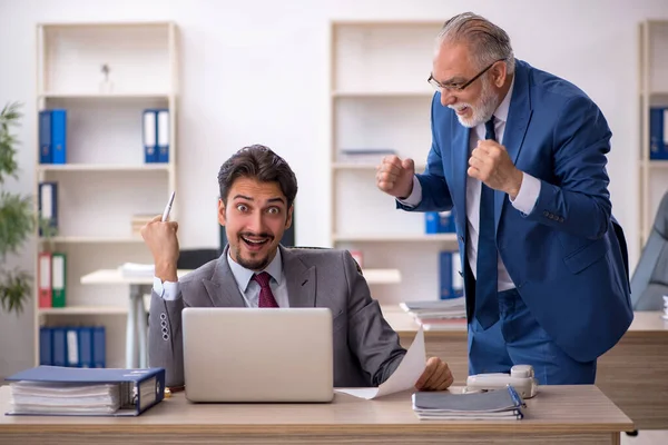 Twee mannelijke collega 's die op kantoor werken — Stockfoto