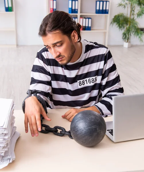 Junge Angestellte fühlen sich wie Gefangene bei der Arbeit — Stockfoto
