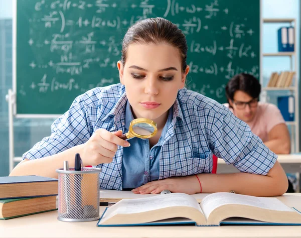 Mladí studenti skládají zkoušku z matiky ve třídě — Stock fotografie