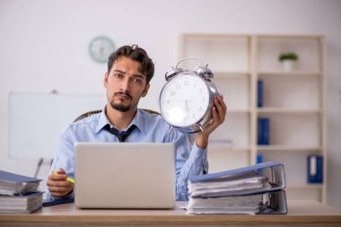 Zaman yönetimi konseptinde genç erkek çalışan