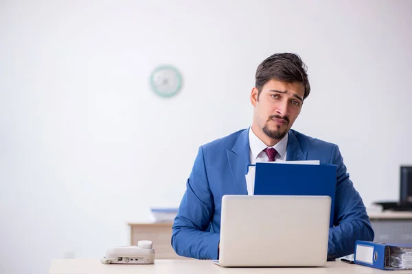 Joven empleado masculino que trabaja en la oficina — Foto de Stock