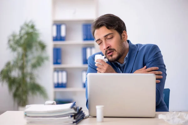 Joven empleado masculino que sufre en el lugar de trabajo — Foto de Stock