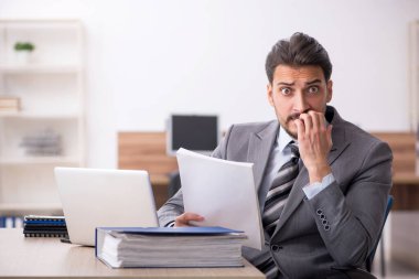 Ofiste çalışan genç bir erkek.