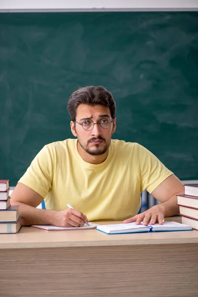 Jeune étudiant se préparant aux examens en classe — Photo