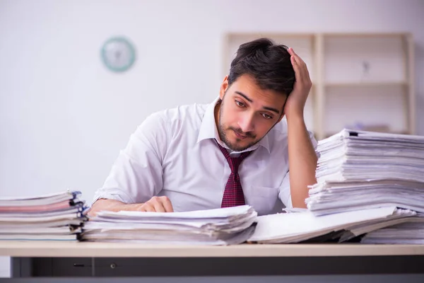 Ung affärsman anställd missnöjd med överdrivet arbete på kontoret — Stockfoto