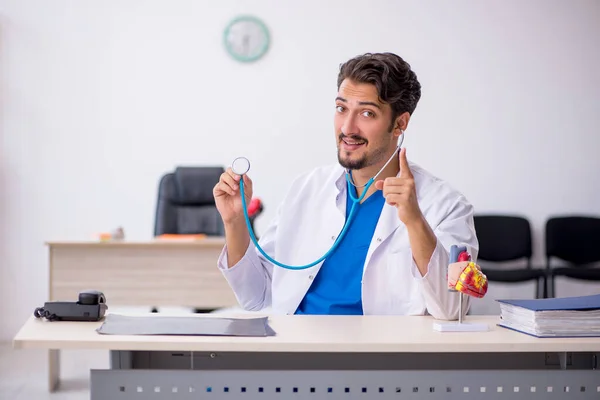 Ung manlig läkare kardiolog arbetar på kliniken — Stockfoto