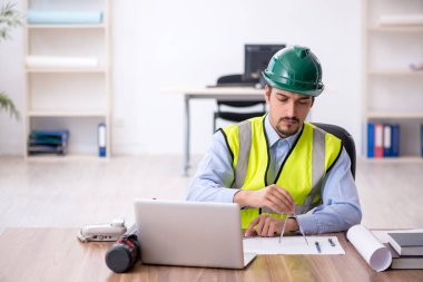 Ofiste çalışan genç erkek mimar.