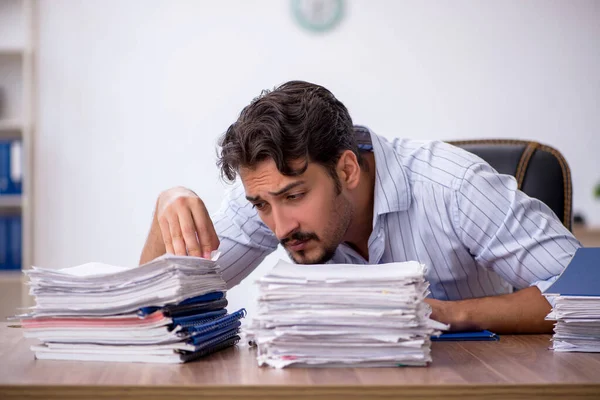 Junge männliche Mitarbeiter und zu viel Arbeit im Büro — Stockfoto
