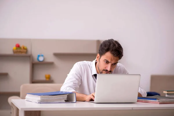 Jeune employé de sexe masculin travaillant à domicile pendant la pandémie — Photo