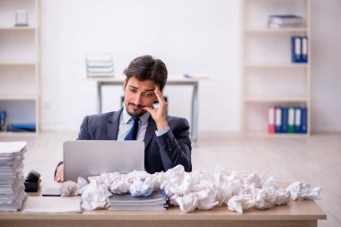 Beyin fırtınası konseptinde genç bir erkek çalışan.