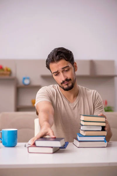 Молодий студент-чоловік навчається вдома під час пандемії — стокове фото