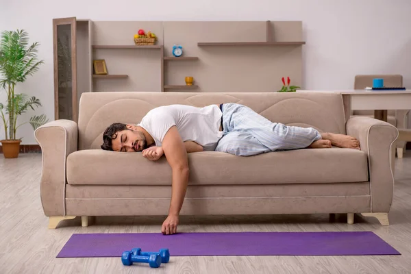 Jovem fazendo exercícios esportivos em casa — Fotografia de Stock