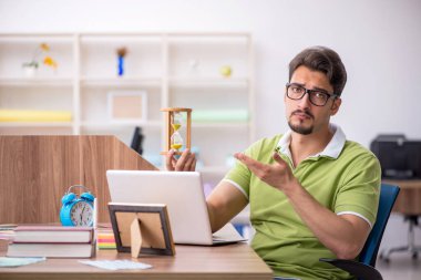 Ofiste çalışan genç erkek tasarımcı.