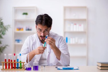 Laboratuvarda çalışan genç bir kimyager.