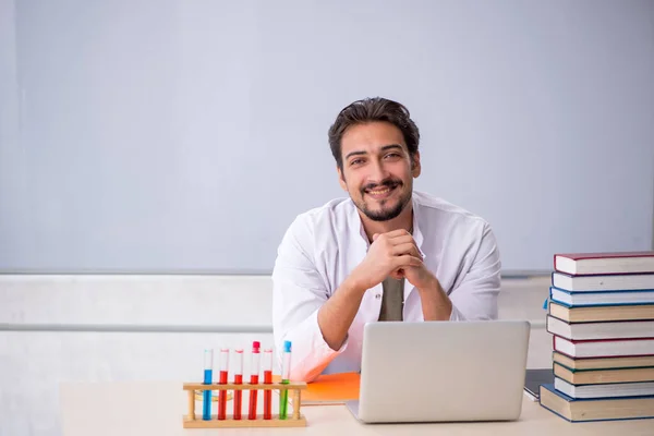 Fiatal férfi kémikus tanár a tábla előtt — Stock Fotó
