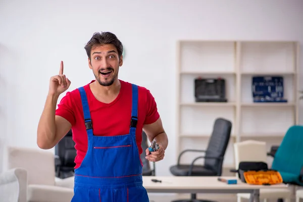 Joven reparador masculino trabajando en el taller —  Fotos de Stock