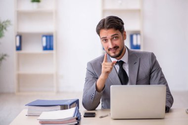 Ofiste çalışan genç bir erkek.