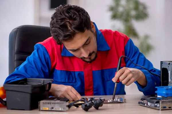 Young male repairman repairing computer — Stock Photo, Image
