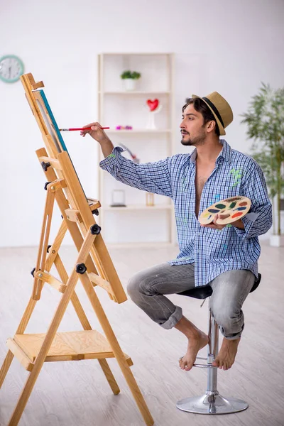 Joven disfrutando de la pintura en el estudio — Foto de Stock