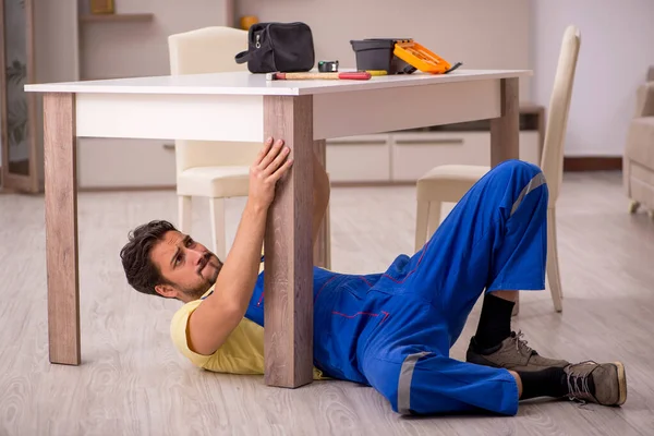 Jovem carpinteiro masculino mesa de reparação em casa — Fotografia de Stock