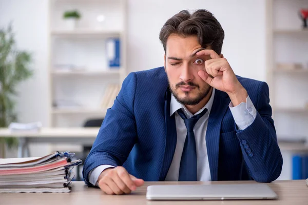 Jonge mannelijke werknemer zeer moe in het kantoor — Stockfoto