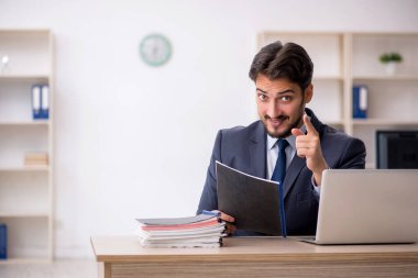 Ofiste çalışan genç bir erkek.