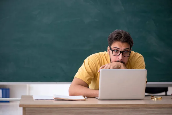 Jovem estudante do sexo masculino em conceito telestudando — Fotografia de Stock