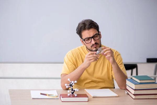 Jeune étudiant masculin dans le concept d'idée heureuse dans la salle de classe — Photo