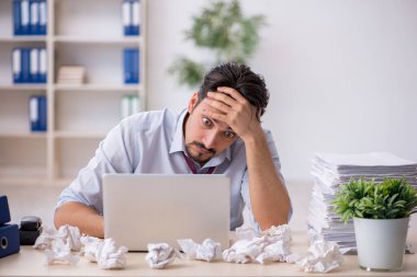 Reddedilmiş fikirler konseptinde genç bir erkek çalışan