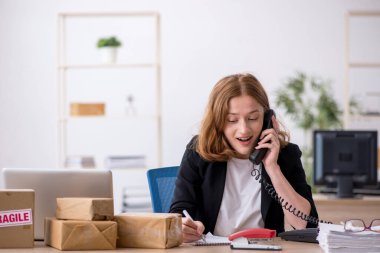 Kutu teslimat servisinde çalışan genç bir kadın.