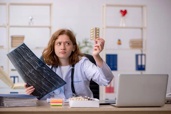 Jonge vrouwelijke arts radioloog werken skiën in de kliniek — Stockfoto