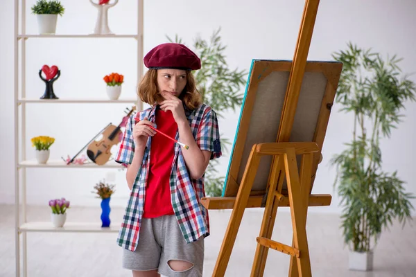 Junges Mädchen genießt Malerei zu Hause — Stockfoto