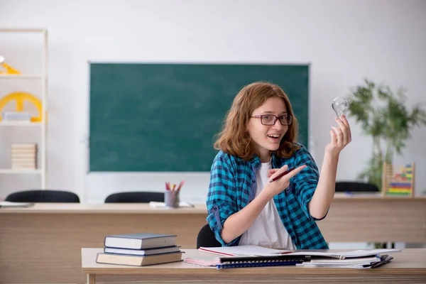 Jovem estudante no conceito de ideia feliz — Fotografia de Stock