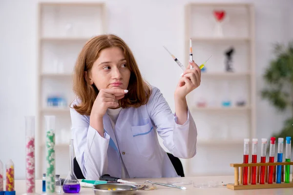 Young female chemist working at the lab — Stock Photo, Image