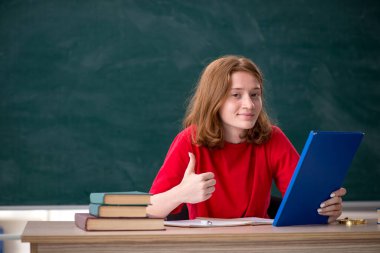 Sınavlara hazırlanan genç bir kız öğrenci.