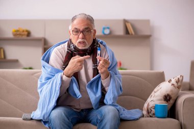 Yaşlı adam evde acı çekiyor.