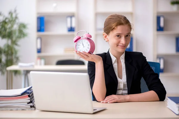 Unga kvinnliga medarbetare i tid management koncept — Stockfoto