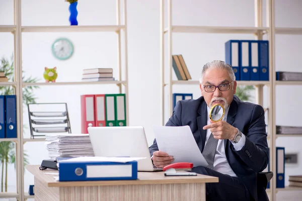 Old male employee and too much work in the office — Stock Photo, Image