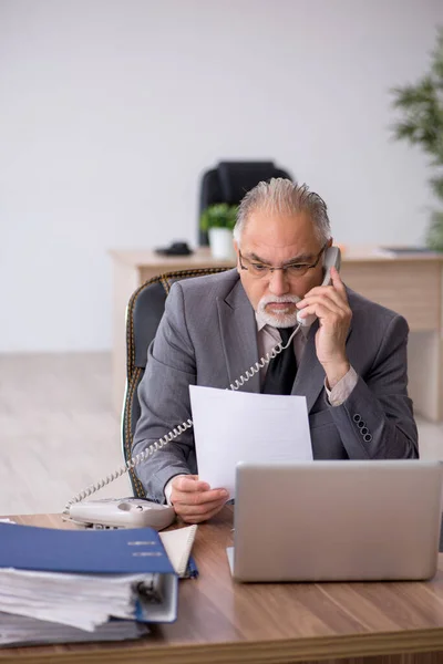 Vecchio dipendente maschile che lavora in ufficio — Foto Stock