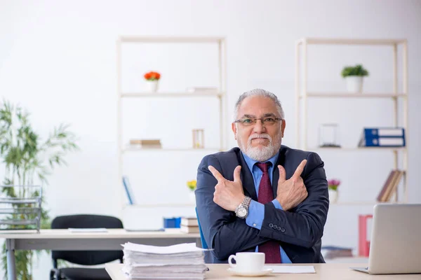 Viejo empleado que trabaja en la oficina —  Fotos de Stock