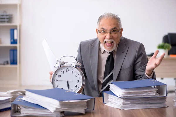 Viejo empleado masculino en concepto de gestión del tiempo — Foto de Stock