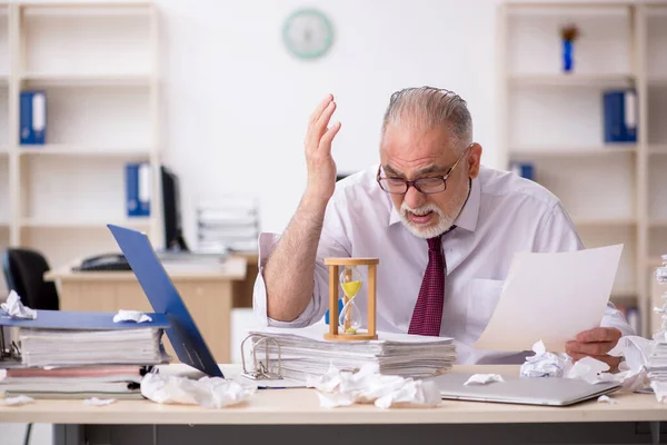 Viejo empleado masculino en concepto de gestión del tiempo — Foto de Stock