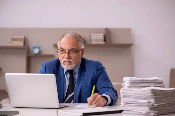 Gammal manlig chef som arbetar hemifrån under en pandemi — Stockfoto