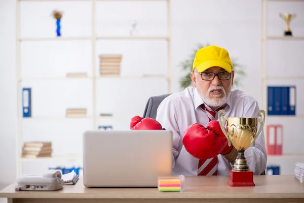 Alter männlicher Angestellter-Boxer erhält goldenen Pokal — Stockfoto