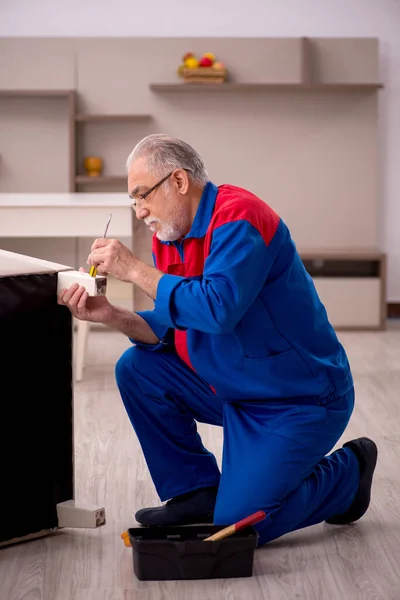 Viejo carpintero trabajando en interiores — Foto de Stock