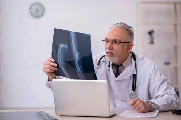 Vecchio medico radiologo maschile che lavora in ospedale — Foto Stock