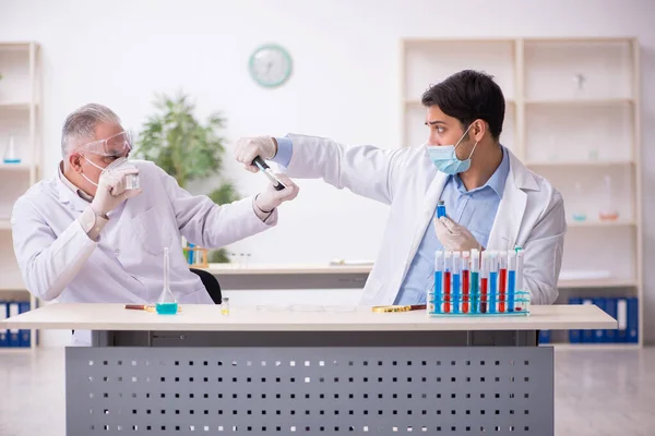 Due chimici maschi che lavorano al laboratorio durante la pandemia — Foto Stock