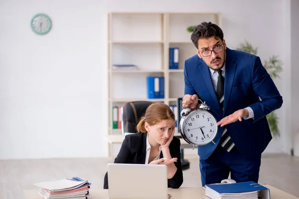 Baas en jonge vrouwelijke secretaris in time management concept — Stockfoto